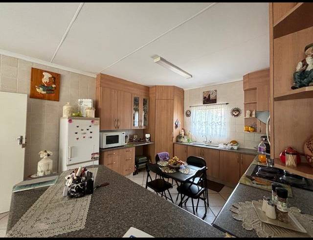 3 BEDROOM TOWNHOUSE FOR SALE IN VANDERBIJLPARK SE 2